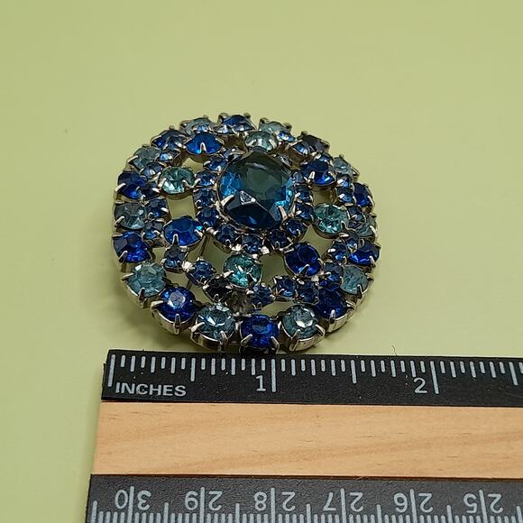 Vintage Blue Rhinestone Oval Brooch, Silver Tone, 1960s, 1 1/8 Inch - Picture 12 of 13